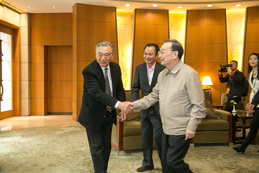 会长王治国与十届全国人大副委员长蒋正华亲切握手