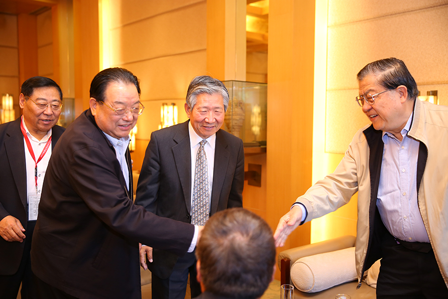 李殿仁副政委、侯云春副主任、许善达副局长与蒋正华副委员长亲切握手