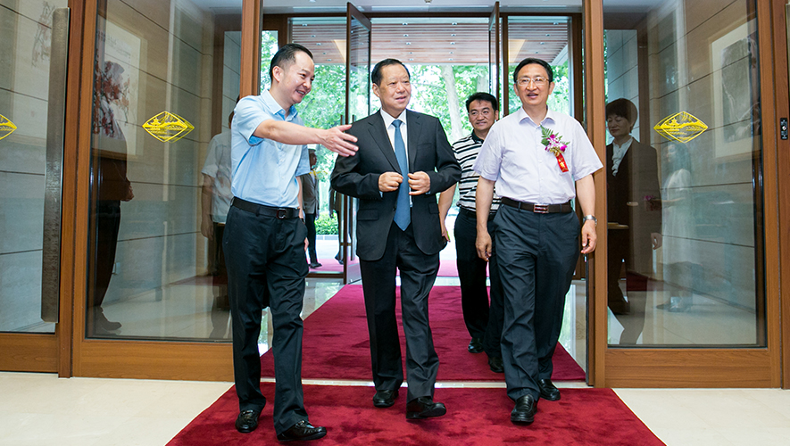 十二届全国政协副主席刘晓峰、农工党中央专职副主席龚建明与秘书长方国辉一同步入会场