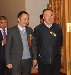 十一届全国政协副主席白立忱与方国辉秘书长步入会场