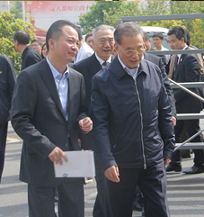 十一届全国政协副主席李金华与秘书长方国辉亲切交谈